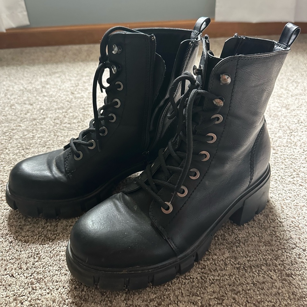 Women’s Lace up Boots
